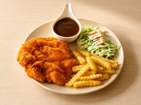Chicken Chop yang dihidangkan bersama kentang goreng, coleslaw dan sos lada hitam di atas pinggan di Maz Cafe Bangi. 