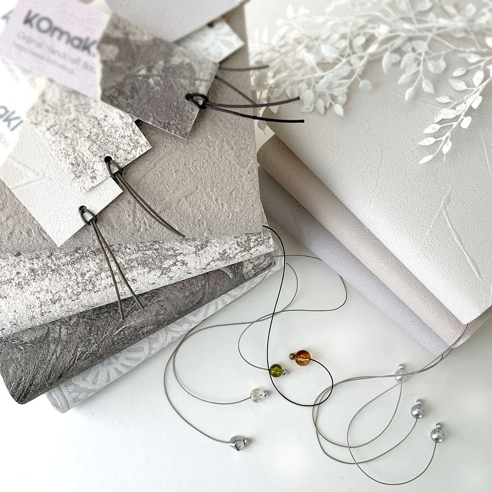 サムネイル： BRIGHT GRAYISH BOOK COVER