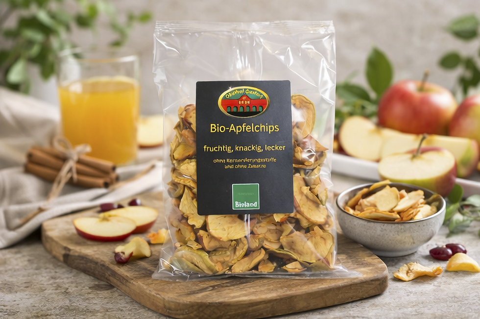 Miniaturbild: Bio Apfelchips in transparenter Verpackung auf Holzbrett mit frischen Äpfeln und Apfelsaft