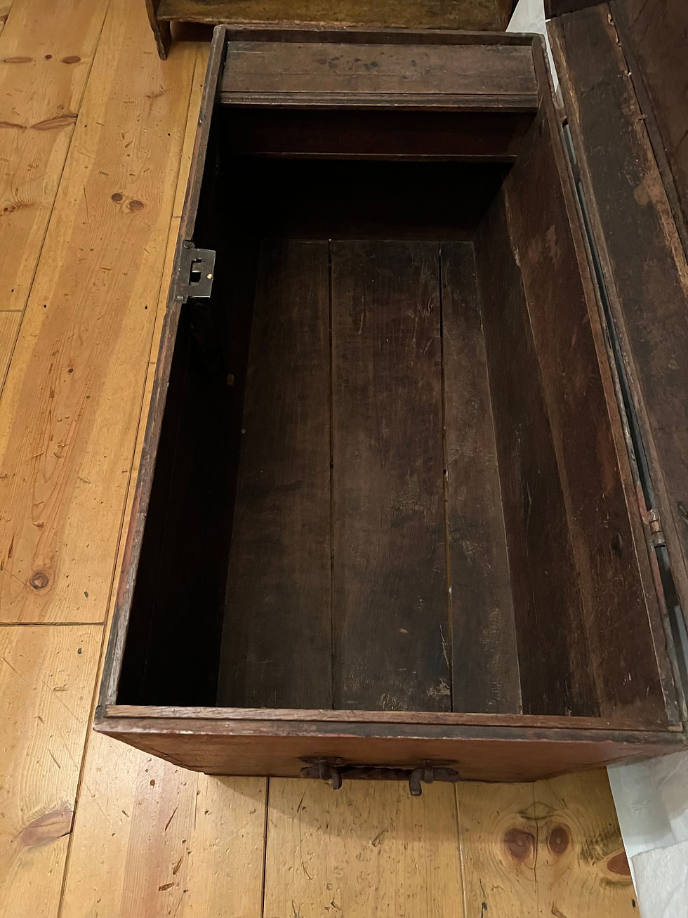 Thumbnail: #1402 Red domed trunk from early 1800