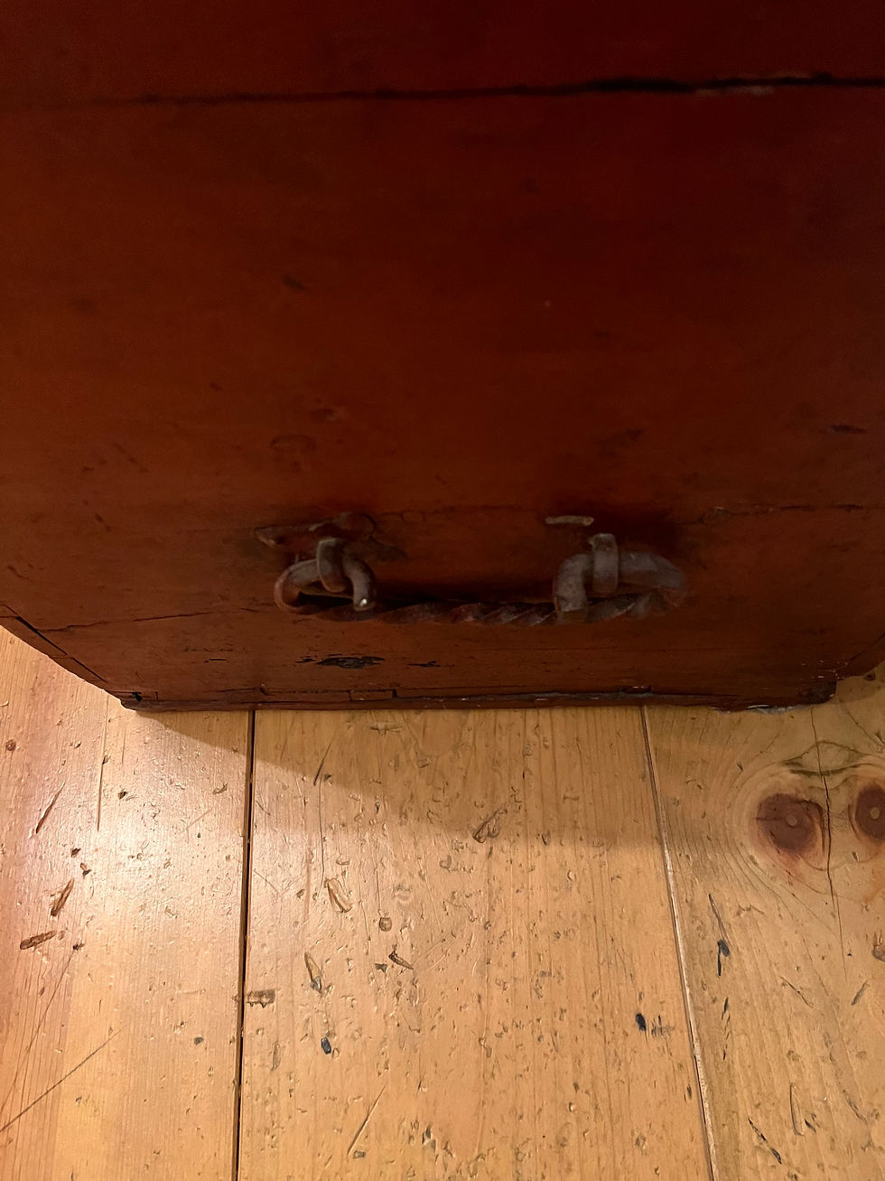 Thumbnail: #1402 Red domed trunk from early 1800
