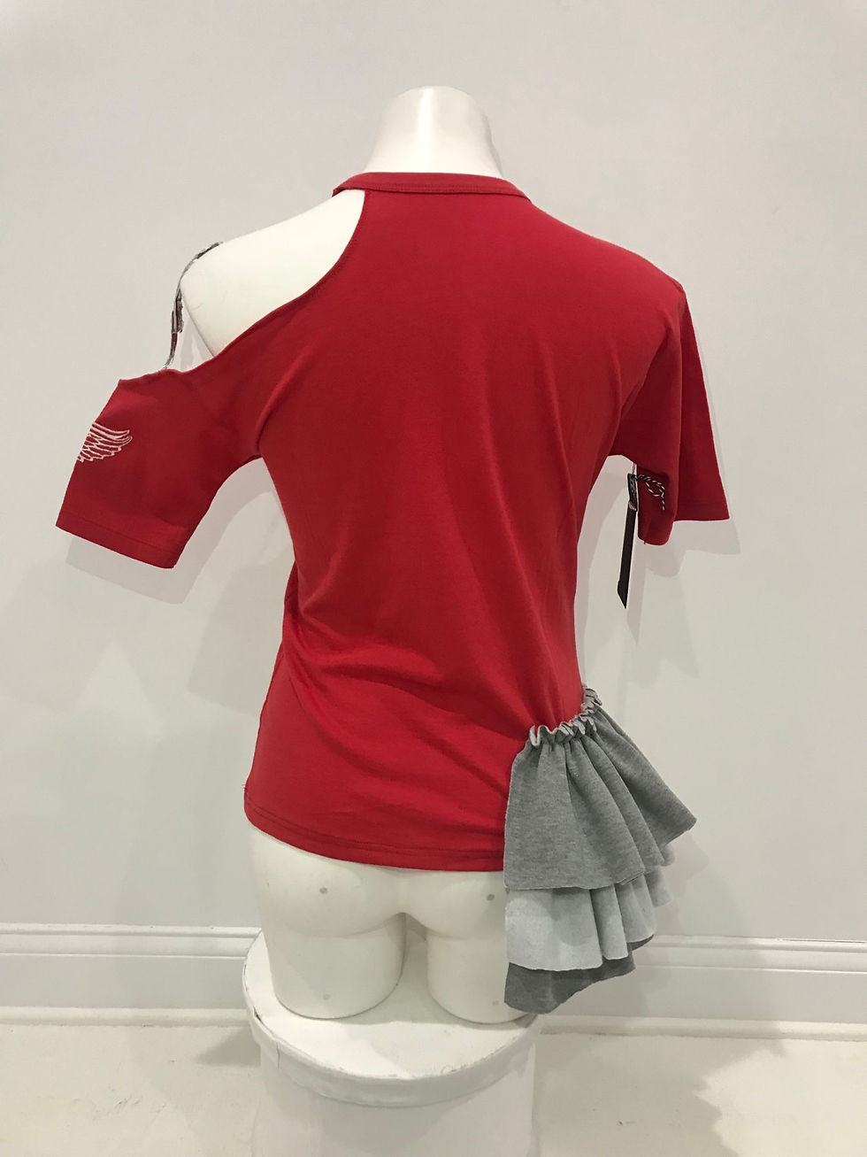 Thumbnail: RED WINGS, NHL, S/S T-Shirt, Red, Swarovski Crystals, Gray Ruffles