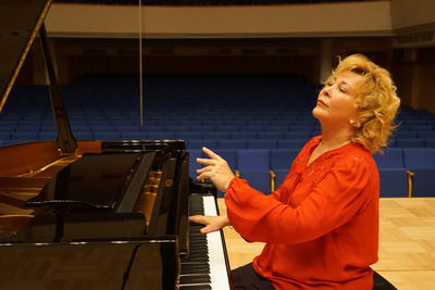 Well-known Turkish pianist Gülsin Onay gives a recital in Chicago on May 19