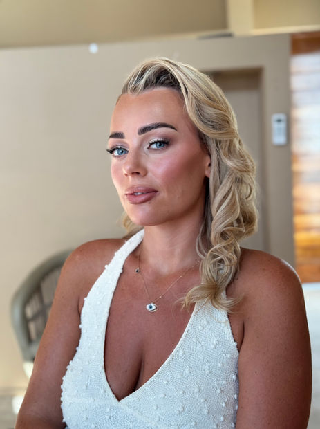Bride with soft glam makeup and vintage-inspired blonde waves