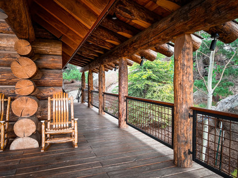 Unpeeled colorado log cabin