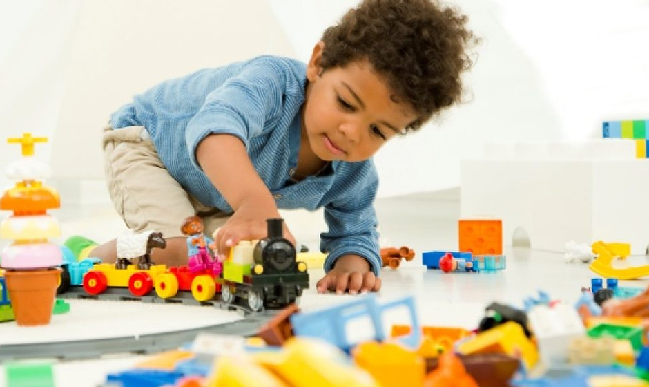 lego-crianca-brincando-800-1300x585.jpg