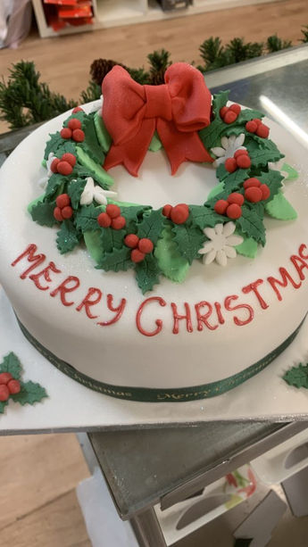 Holy and wreath Christmas cake