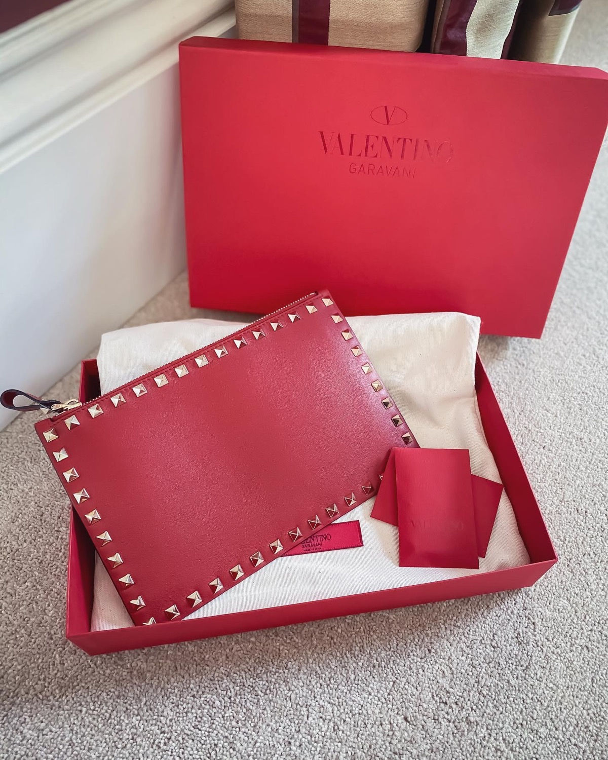 Valentino Garavani Rockstud Calfskin Pouch - Red