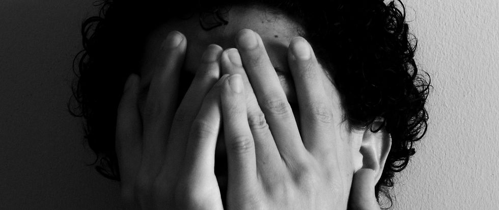 homem lgbt triste com a mão no rosto