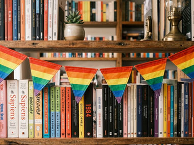 estante de livros com bandeirolas LGBT+