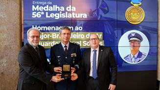 Deputado Victorino entrega Medalha da 56ª Legislatura ao Comandante do V COMAR