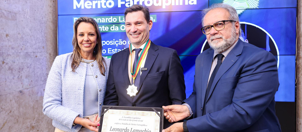 Deputado Victorino entrega Medalha do Mérito Farroupilha ao presidente da OAB, Leonardo Lamachia