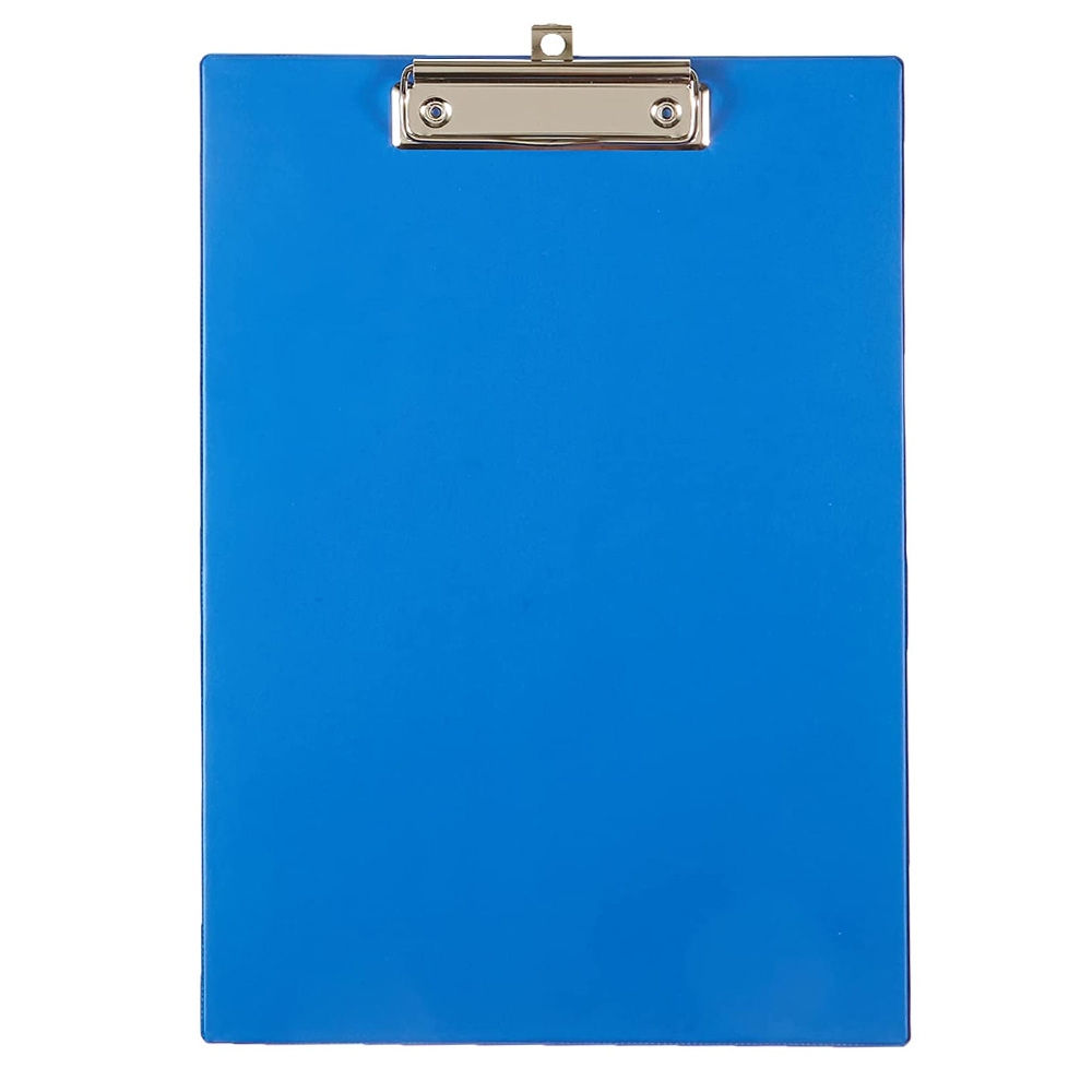Mavi plastik, metal klipsli boş notluk beyaz arka plan üzerinde.