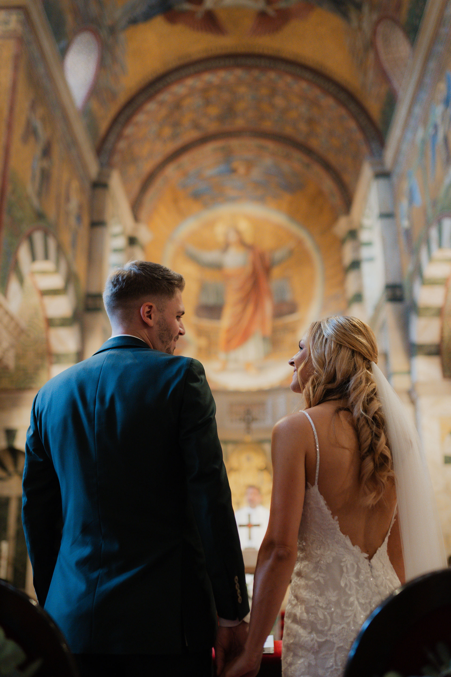 Hochzeitspaar in der Katholische Pfarrei Herz Jesu in Berlin