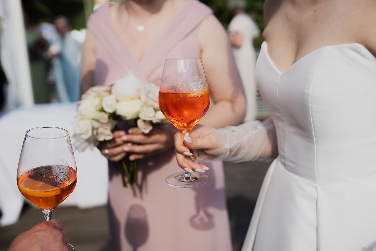 Aperol Spritz in der Hand der Braut