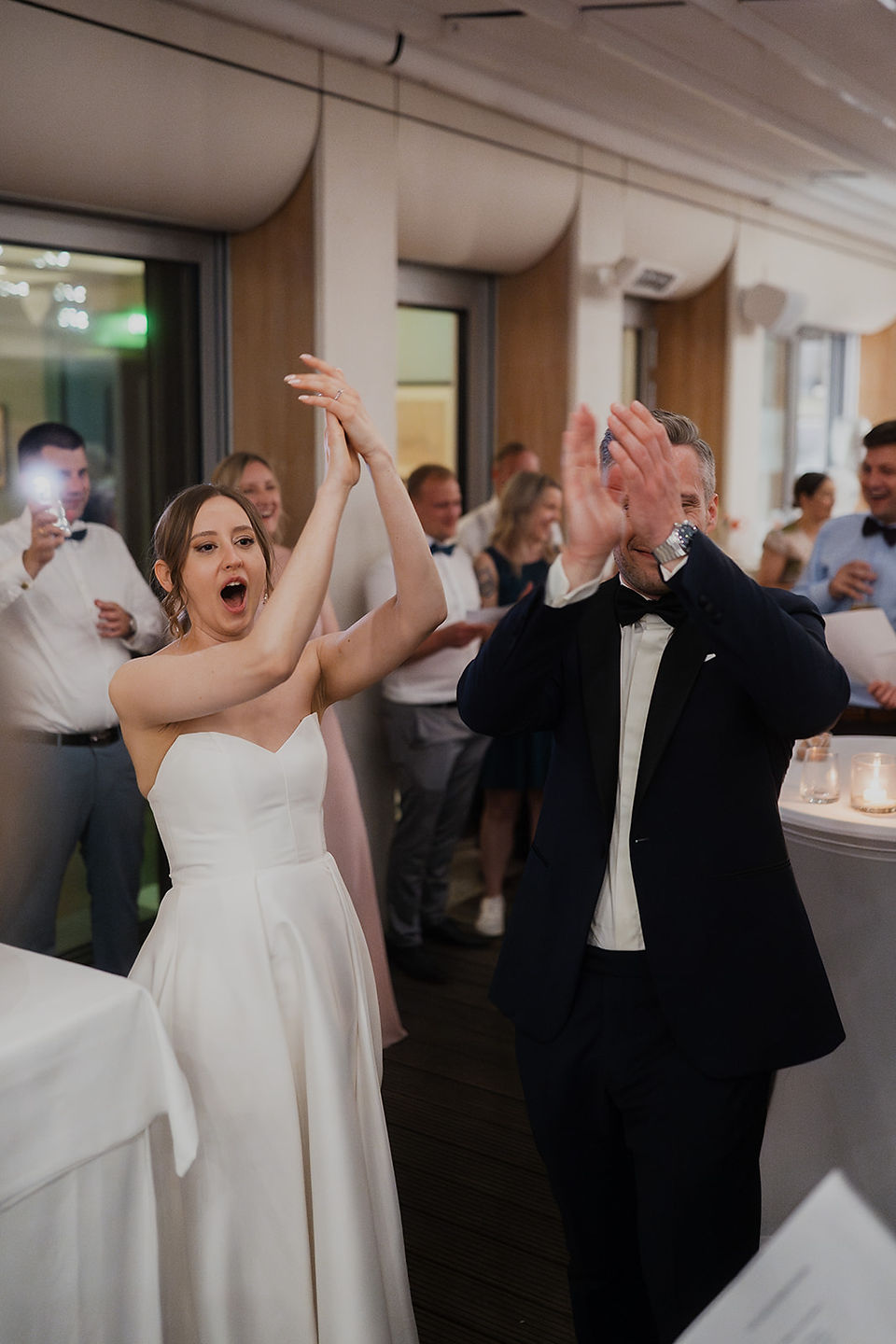 Hochzeitspaar jubelt