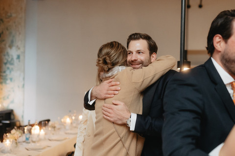 Gästin umarmt Bräutigam in der Alten Druckerei Hamburg