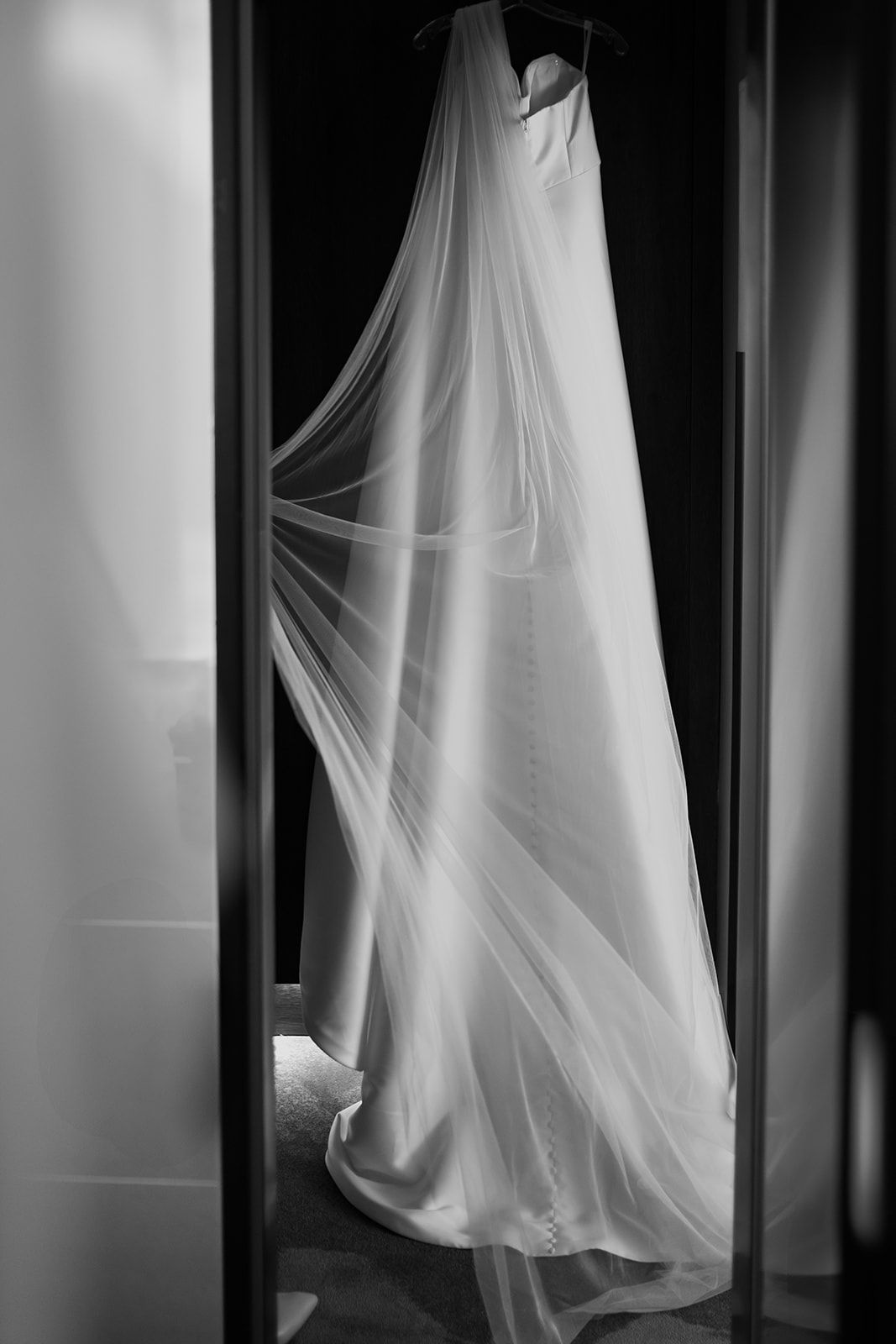 Hochzeitskleid hängt auf einem Bügel