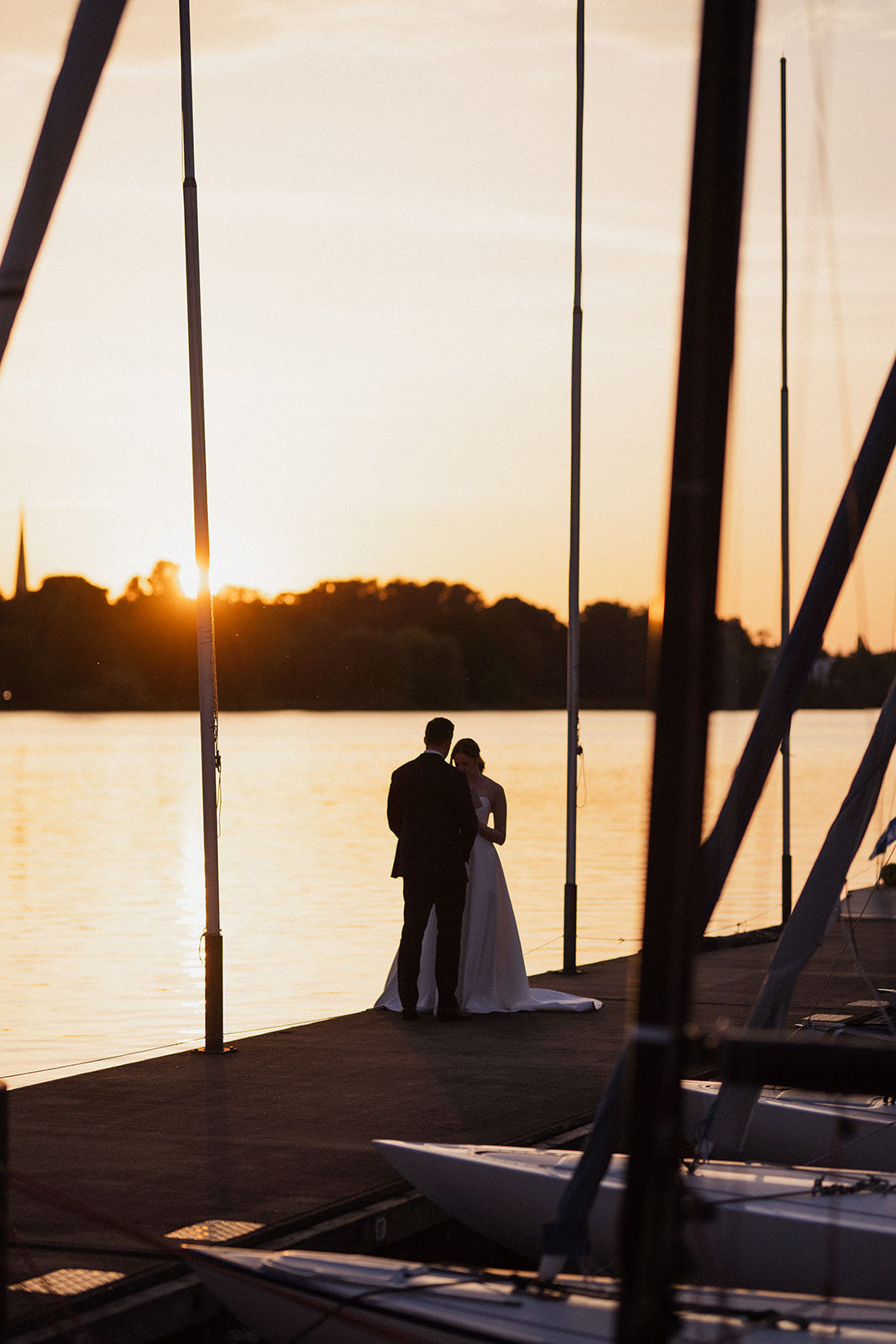 Hochzeitsfoto im Sonnenuntergang an der Alster