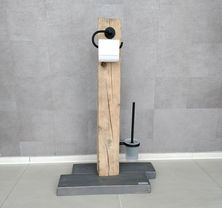 Toilettenpapierständer, WC-Bürstenkombination aus Altholzkante mit schwarzer Metallhalterung pulverbeschichtet und einem Bürstenbehälter aus Milchglas. 