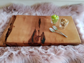 Charcuterie-Platte, Apéro-Platte, Jausenplatte aus Birnenholz, mit wunderschöner Baumkante. Fein geschliffen und mit Bio-Leinöl geölt. Somit perfekt für Lebensmittel geeignet!