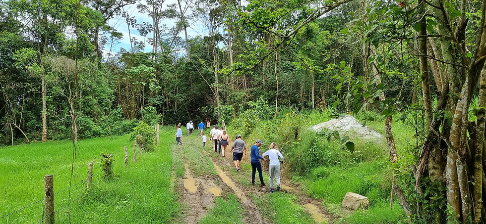 Caminata por uno de los senderos de Payacal