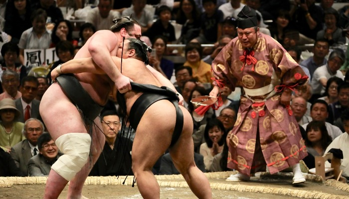 Pictures of the sumo match, referee GYOUJI and wrestler RIKISI are playing in a field called DOHYOU.