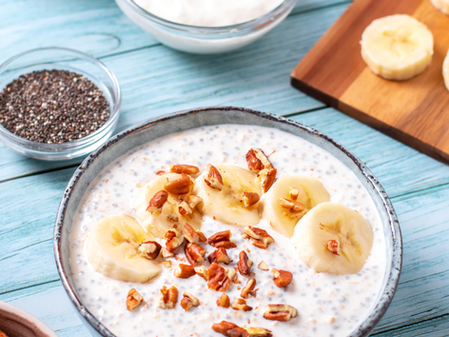 Overnight porridge maison avec graines de chia, noix, banane sur table de petit déjeuner