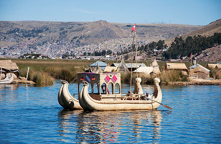 1280px-Los_uros_en_Puno.jpg
