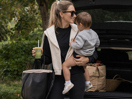 7 Chic & Comfy Outfit Ideas for Mums on the Go (Because We’re Not Sacrificing Style… Just Sleep)