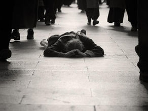 L’ESPERIMENTO DELLO SPETTATORE (BYSTANDER EFFECT) - Quando l’indifferenza è un fattore anche psicologico. 