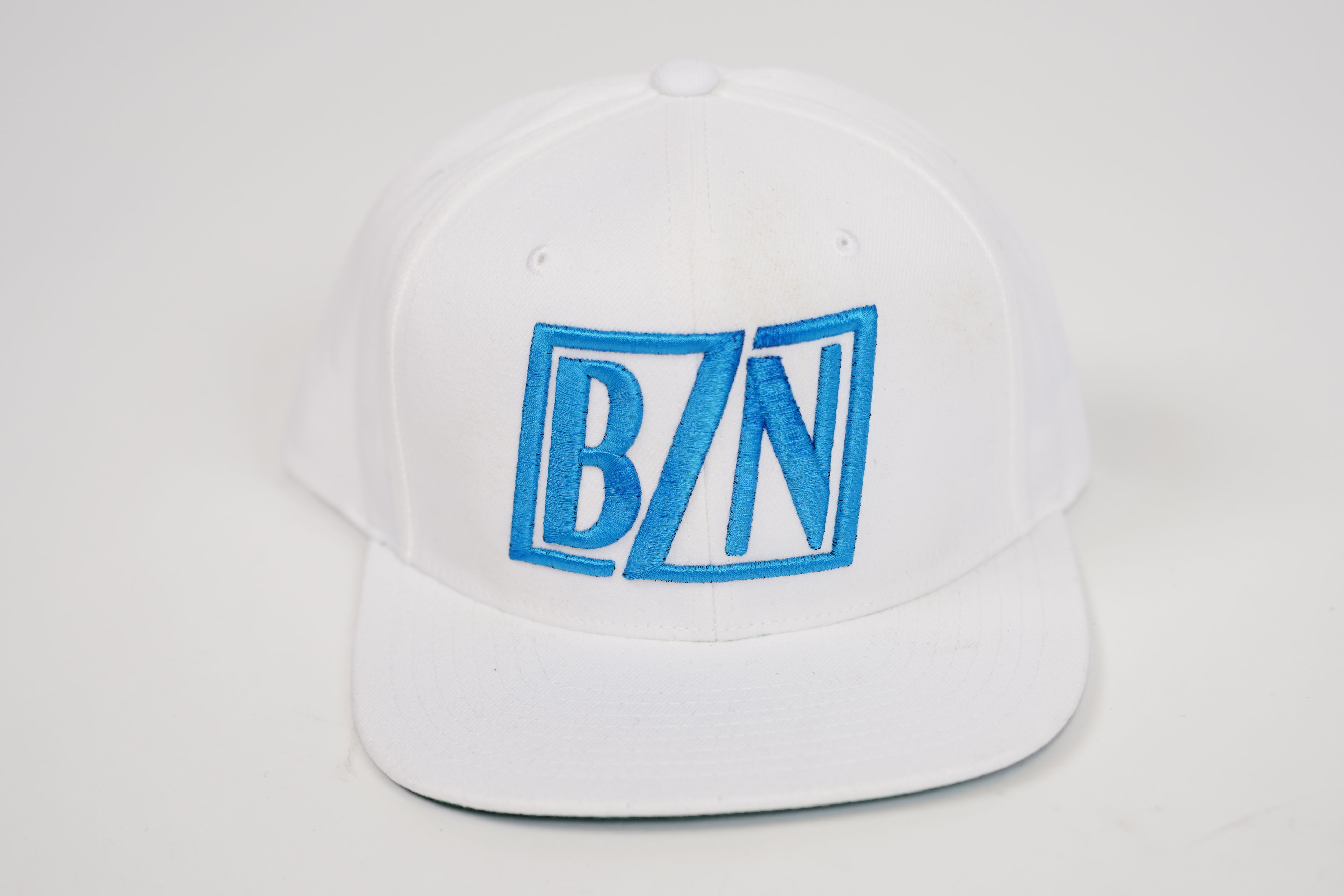 BZN SNAPBACK (white & blue)