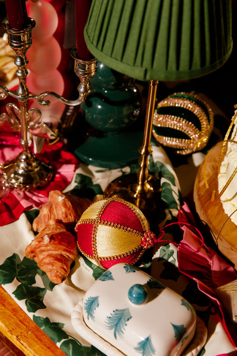 Kerstcampagne van Flossy in vintage circus stijl, gefotografeerd in De Spiegeltent in Gouda met feestelijke woonaccessoires en magische details.