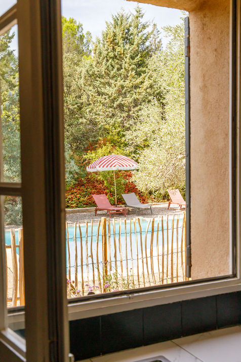 Zuid-Frans vakantiehuis met zwembad vastgelegd in warme, zomerse sfeer; fotografie voor online listings en social media.