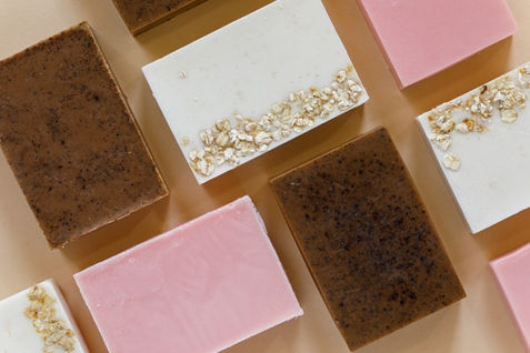 Sfeervolle fotografie van Malab Skin producten met modellen in een luxe hotelkamer, handgemaakte organic skincare met Afrikaanse roots, vastgelegd door Lieke Alblas van Unstockable voor website, drukwerk en social media.