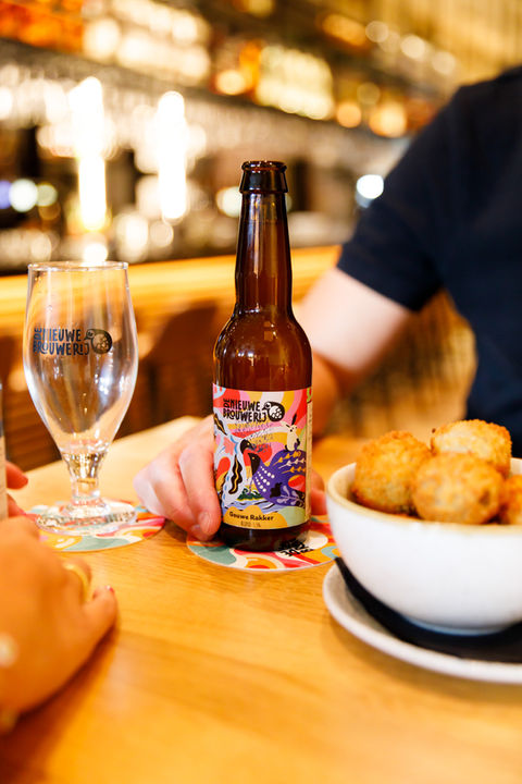 Campagneshoot voor De Nieuwe Brouwerij in de weilanden rondom Gouda, met een groep vrienden die in een volkstuintje in de polder genieten van het bier, geïnspireerd door het Groene Hart. Door Lieke Alblas van Unstockable.