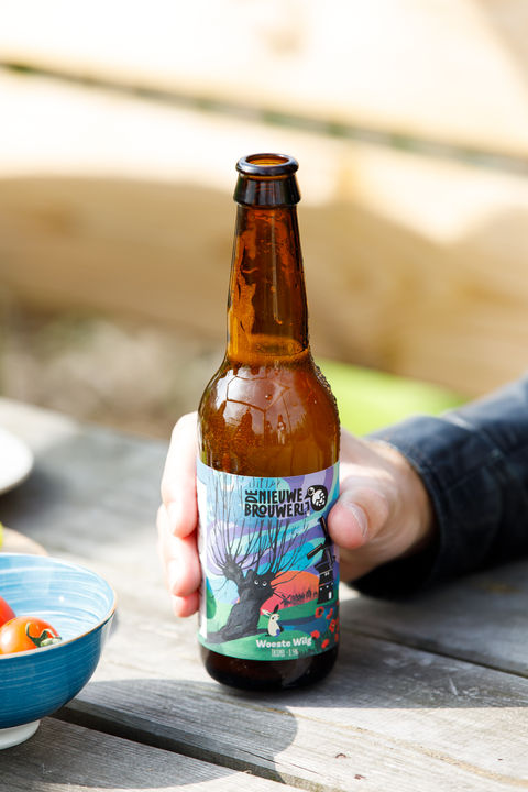 Campagneshoot voor De Nieuwe Brouwerij in de weilanden rondom Gouda, met een groep vrienden die in een volkstuintje in de polder genieten van het bier, geïnspireerd door het Groene Hart. Door Lieke Alblas van Unstockable.