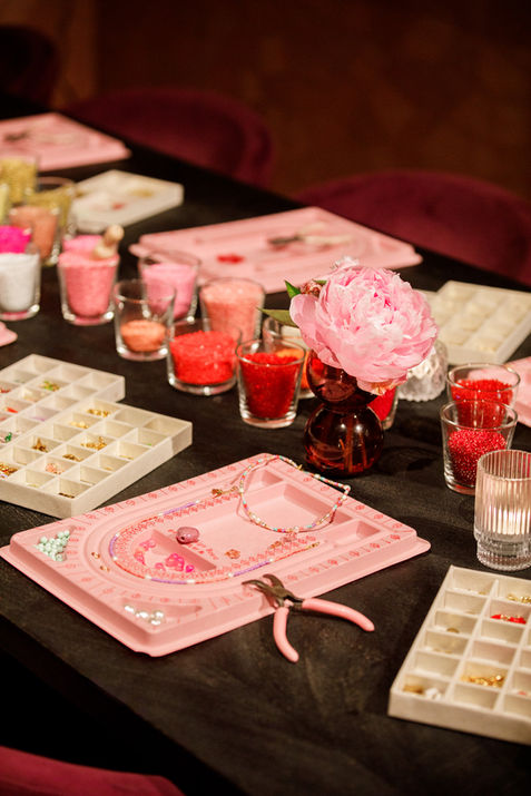 Foto- en videoshoot voor de website van Ma Belle, met creatieve props en achtergronden, aangevuld met dynamische videocontent gefilmd in en om de boutique. Door Lieke Alblas van Unstockable.