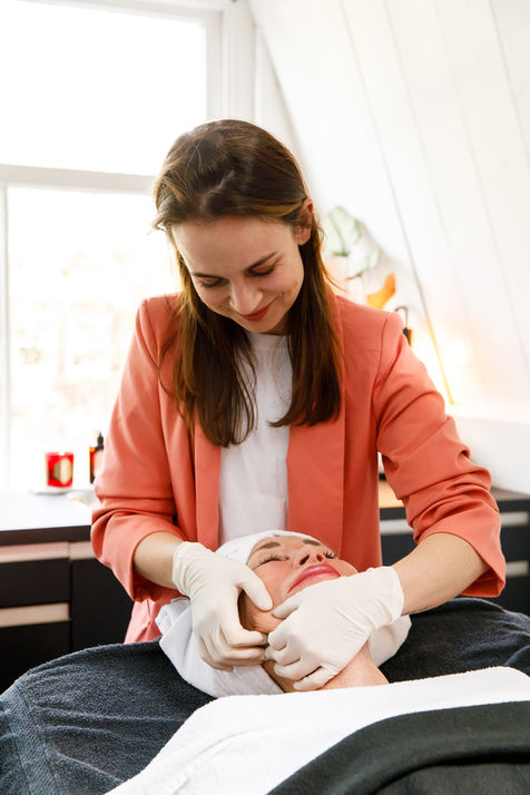 Rustige, luxe behandelruimte bij Serene Skin Clinic in Gouda vastgelegd, passend bij de high-end uitstraling van de salon.