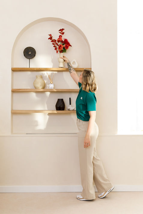 De geur van dennennaalden, het zachte licht van kaarsen en die warme, feestelijke sfeer. Dat is wat Styling by Iris tot leven brengt. Haar styling creëert meer dan een mooi plaatje – het zorgt voor een omgeving waarin herinneringen ontstaan en Kerst echt tot leven komt.
Voor Iris hebben we een diverse beeldbank gemaakt die haar unieke vaardigheden en oog voor detail perfect vastlegt. Tijdens de shoot legden we vast hoe ze ruimtes transformeert. Of het nu een winkel of een woonhuis is, Iris weet van elke plek een stralend middelpunt te maken.
De beelden tonen haar talent om met subtiele details groots effect te creëren. Van harmonieus afgestemde kleurenpaletten tot zorgvuldig geplaatste kerstdecoraties. Elk detail vertelt een verhaal en benadrukt haar passie voor haar vak.
Met deze beeldbank kan Styling by Iris haar werk laten zien zoals het bedoeld is: sfeervol, uniek en tot in de puntjes verzorgd. Fotografie door Lieke Alblas van Unstockable.