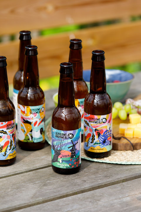 Campagneshoot voor De Nieuwe Brouwerij in de weilanden rondom Gouda, met een groep vrienden die in een volkstuintje in de polder genieten van het bier, geïnspireerd door het Groene Hart. Door Lieke Alblas van Unstockable.