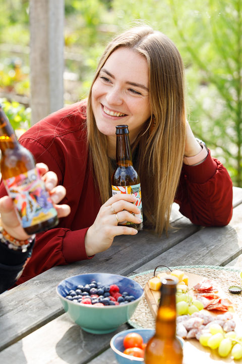 Campagneshoot voor De Nieuwe Brouwerij in de weilanden rondom Gouda, met een groep vrienden die in een volkstuintje in de polder genieten van het bier, geïnspireerd door het Groene Hart. Door Lieke Alblas van Unstockable.