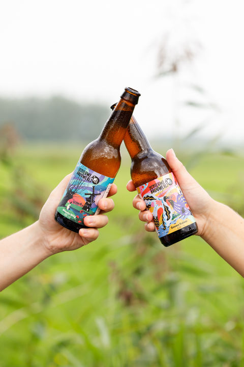 Campagneshoot voor De Nieuwe Brouwerij in de weilanden rondom Gouda, met een groep vrienden die in een volkstuintje in de polder genieten van het bier, geïnspireerd door het Groene Hart. Door Lieke Alblas van Unstockable.