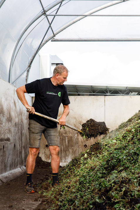 Juliska van LS Santini in de kas tijdens een content shoot, terwijl ze vertelt over hun werk met Santini’s. Puur, betrokken en authentiek.