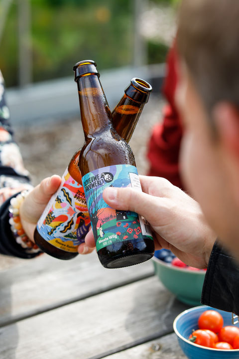 Campagneshoot voor De Nieuwe Brouwerij in de weilanden rondom Gouda, met een groep vrienden die in een volkstuintje in de polder genieten van het bier, geïnspireerd door het Groene Hart. Door Lieke Alblas van Unstockable.