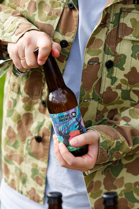 Campagneshoot voor De Nieuwe Brouwerij in de weilanden rondom Gouda, met een groep vrienden die in een volkstuintje in de polder genieten van het bier, geïnspireerd door het Groene Hart. Door Lieke Alblas van Unstockable.