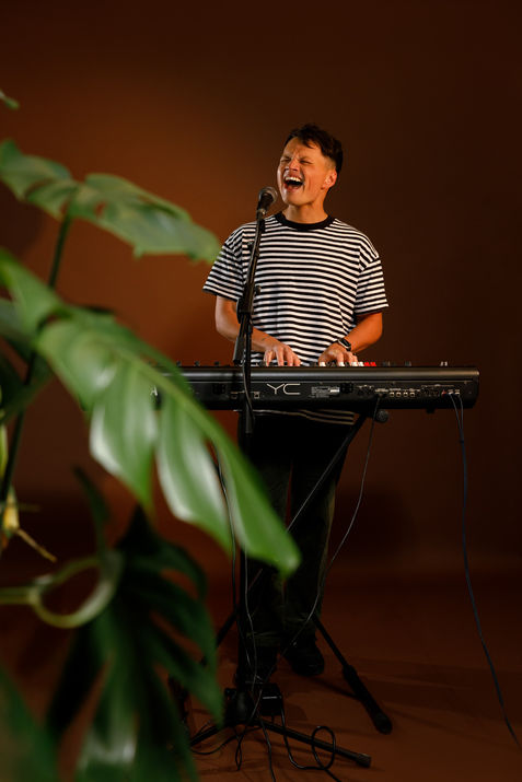 Nieuwe persfoto’s en brandingbeelden door Lieke Alblas van Unstockable voor Marvin Timothy, getalenteerd zanger en zangleraar uit Gouda.