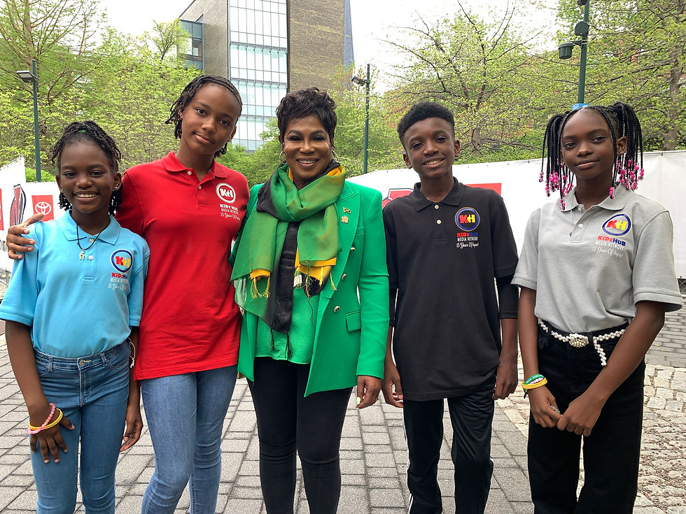 Alsion Marie Wilson, Jamaica’s Consul General to NY 🇯🇲 responsible for 33 states stopped to take a picture with the KiDz HuB Junior Broadcasters at the exclusive Team Jamaica Bickle entrance at the Penn Relays