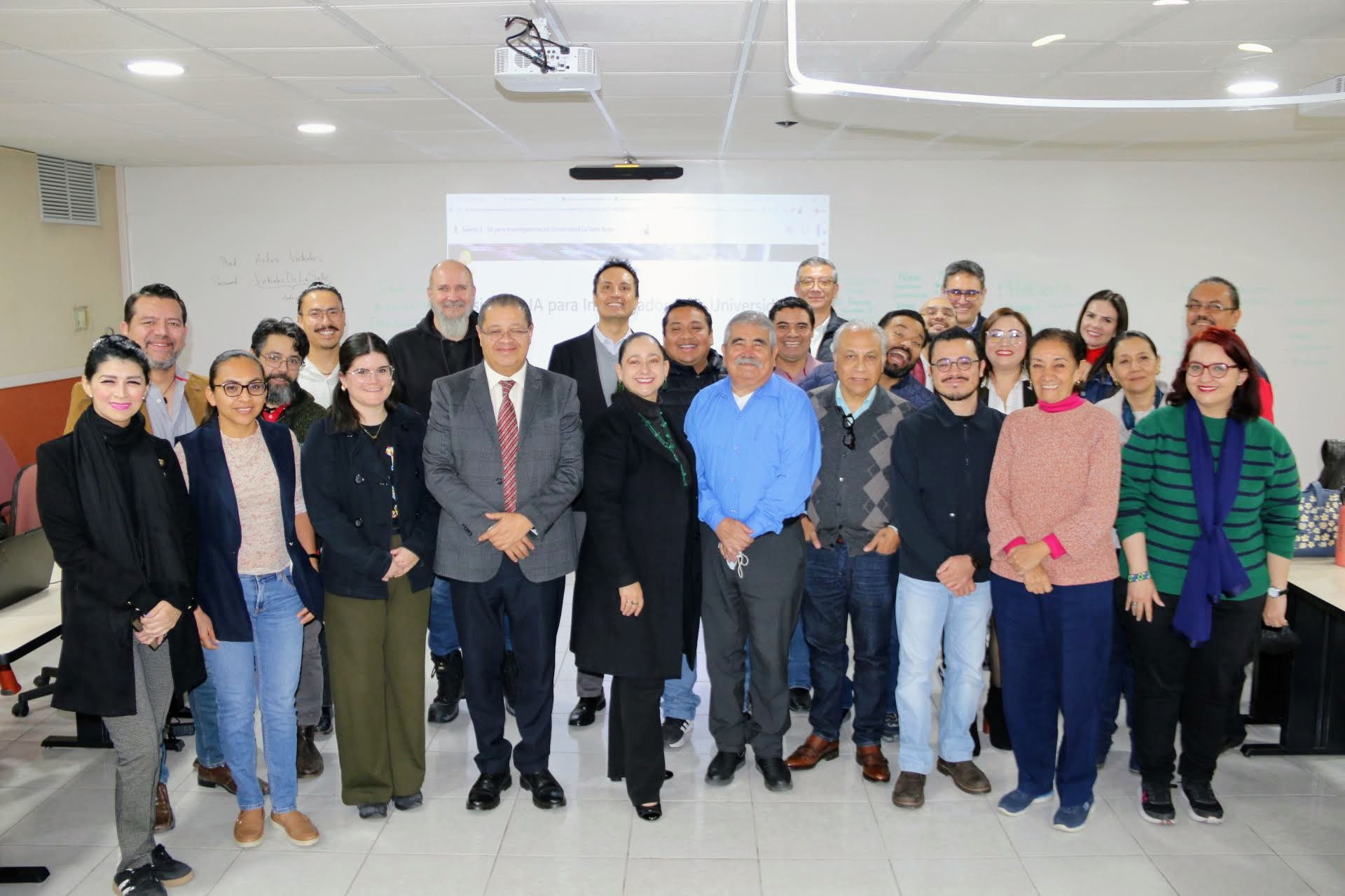 Participantes del taller de Inteligencia Artificial en La Salle Bajío realizando ejercicios prácticos guiados por EmprendHEC