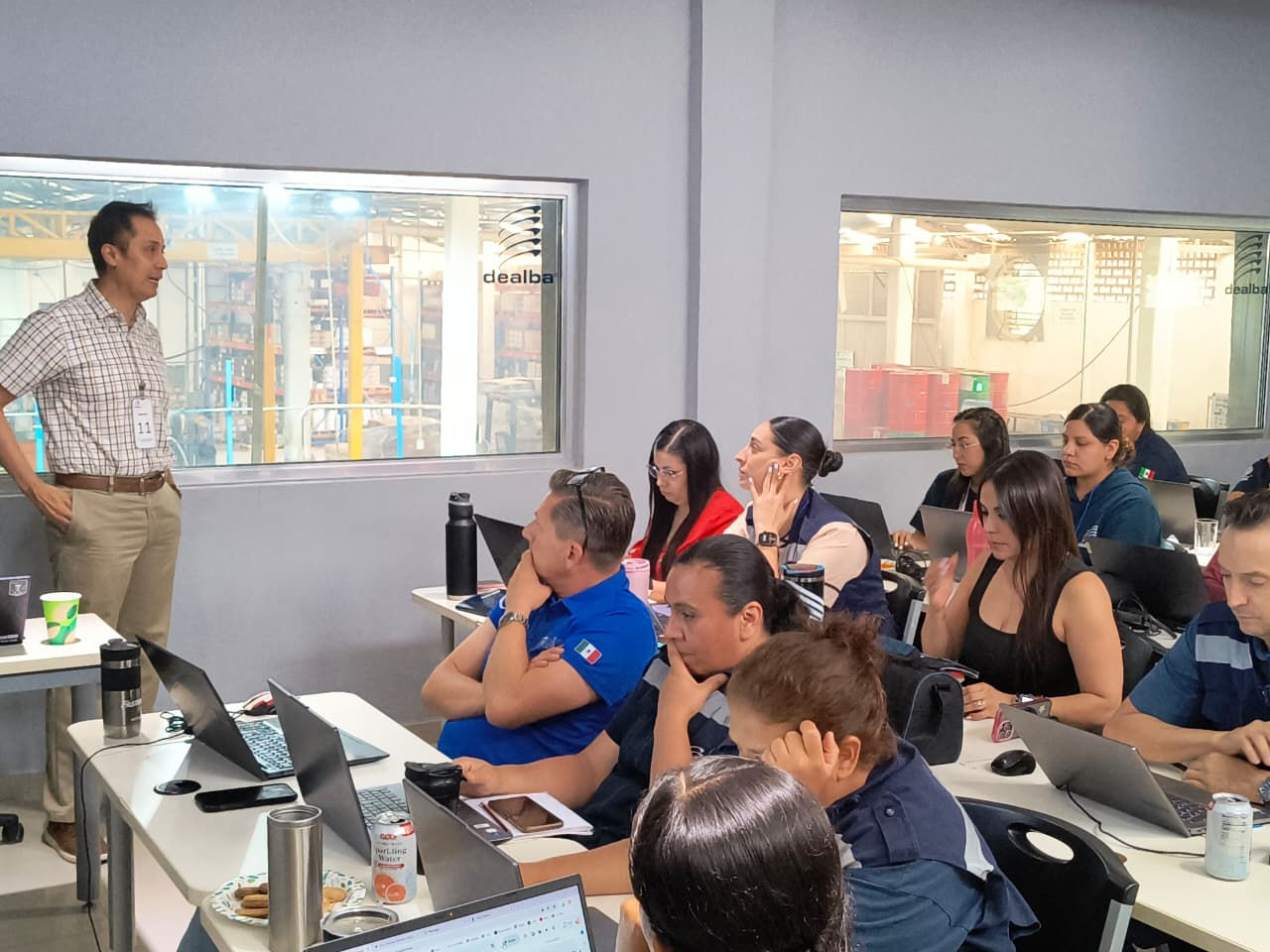Equipo trabajando con IA en planta industrial Grupo De Alba